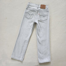 Load image into Gallery viewer, Vintage Levi&#39;s Light Grey Jeans kids 6/7
