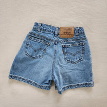 Load image into Gallery viewer, Vintage Levi&#39;s Jean Shorts Orange Tab kids 8 SLIM
