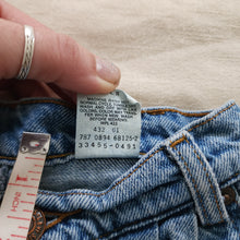 Load image into Gallery viewer, Vintage Levi&#39;s Jean Shorts Orange Tab kids 8 SLIM
