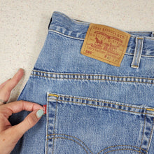 Load image into Gallery viewer, Vintage Levi&#39;s 560 Fit Jeans 42x30&quot;
